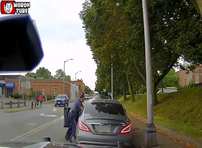 Video :An officer was pulled for many meters during a roadside check